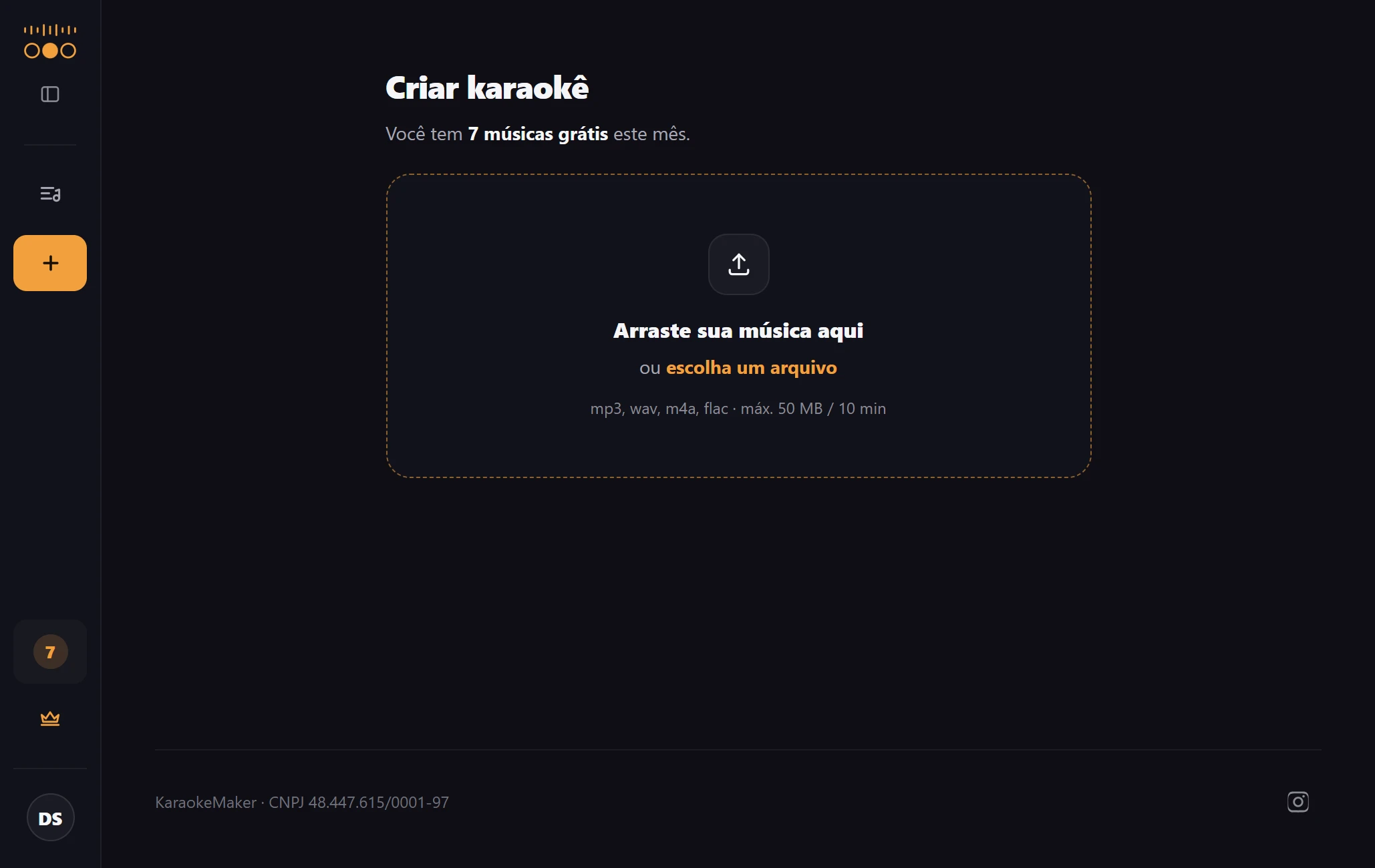Tela Criar karaokê aberta no computador: uma área pontilhada para arrastar a música ou escolher um arquivo, com os formatos aceitos e o limite de tamanho logo abaixo, e o saldo de músicas grátis do mês acima.