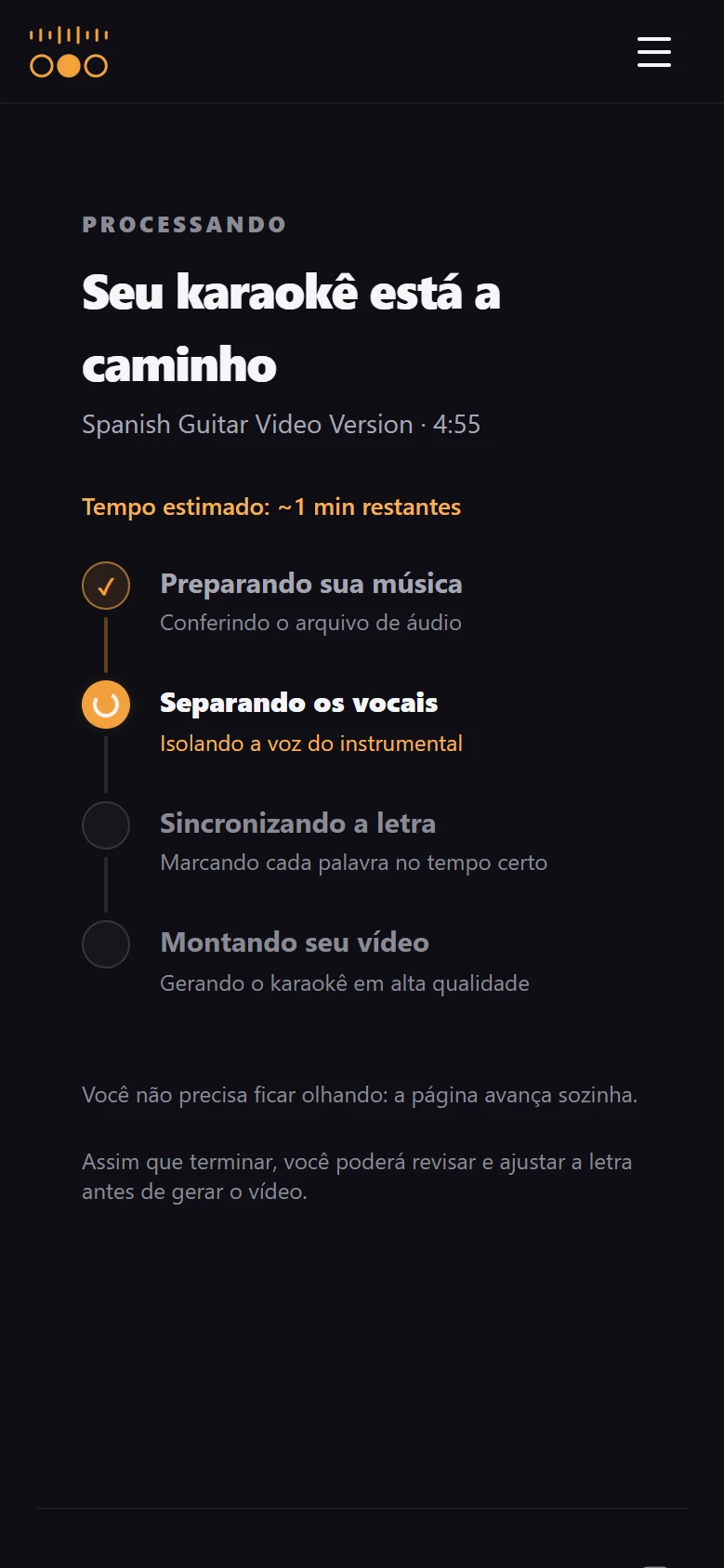 O mesmo site num celular, na tela Processando: o aviso de que o karaokê está a caminho, o tempo estimado e as quatro etapas em lista — preparar a música, separar os vocais, sincronizar a letra e montar o vídeo — com a etapa atual destacada.